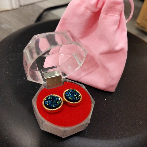 Sparkling Elegant Blue Crystal Gem Studs in Handmade Jewelry Box - Picture 7 of 8